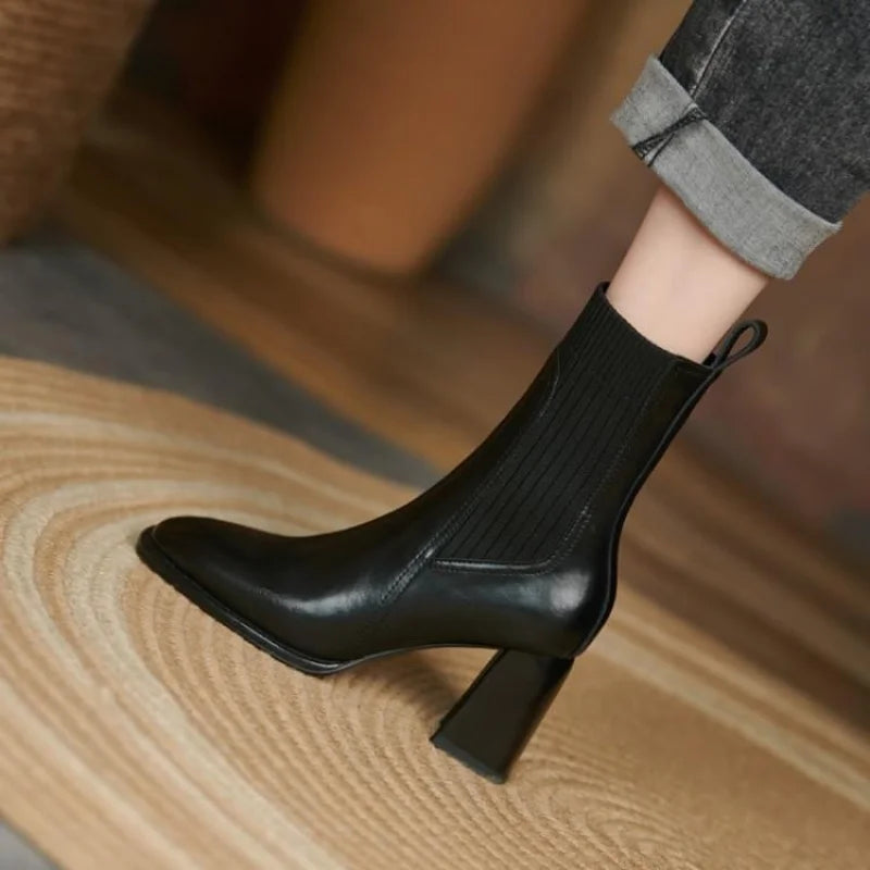 Bota Feminina de Couro Cano Curto Bico e Salto Quadrado Preto