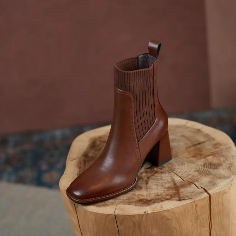 Bota Feminina de Couro Cano Curto Bico e Salto Quadrado Marrom
