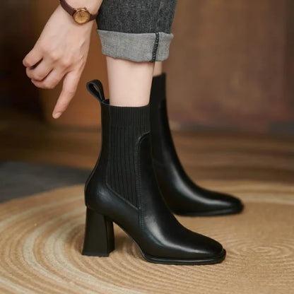 Bota Feminina de Couro Cano Curto Bico e Salto Quadrado Preta 