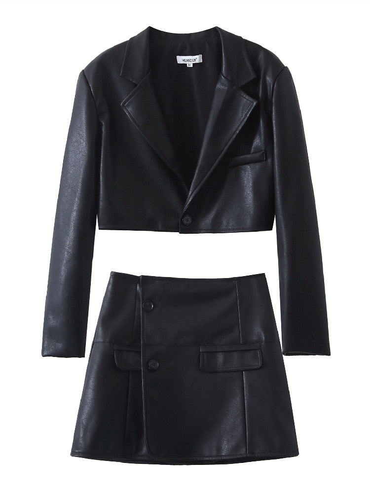 Blazer Cropped e Mini Saia Couro