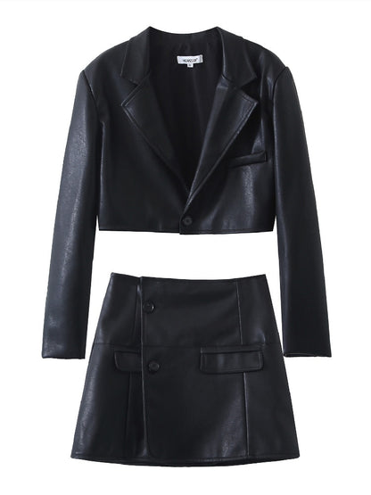 Blazer Cropped e Mini Saia Couro
