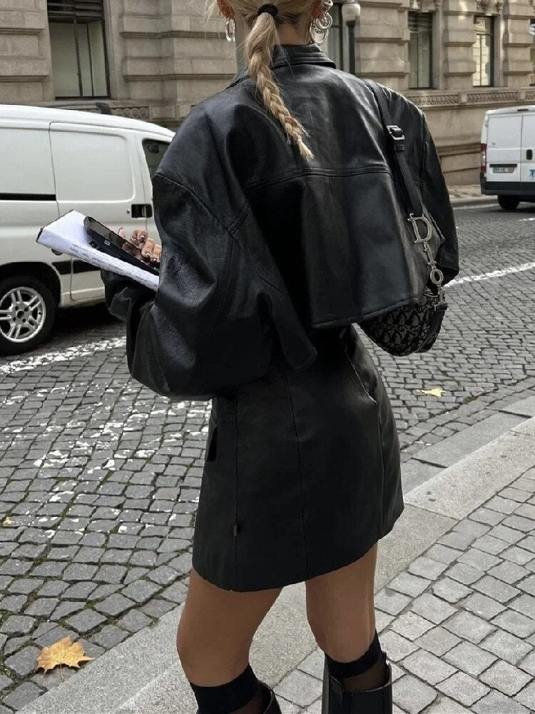 Blazer Cropped e Mini Saia Couro