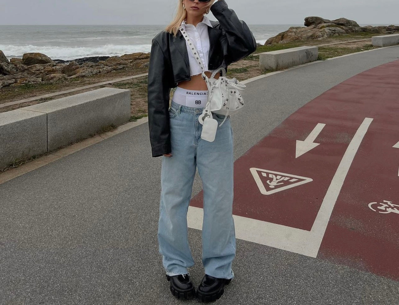 Blazer Cropped e Mini Saia Couro