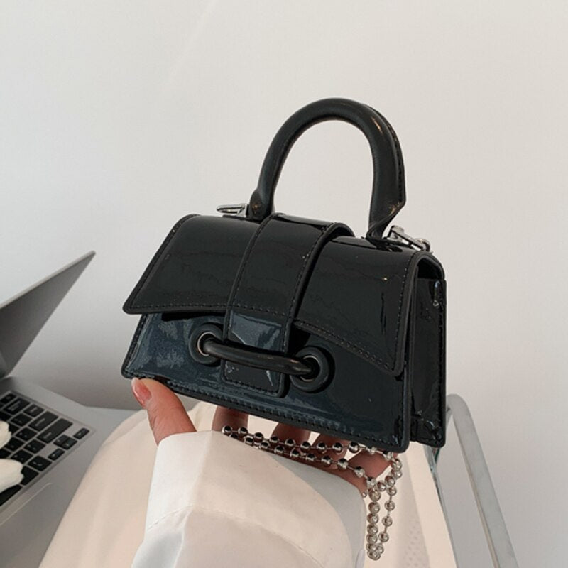  Bolsa de Couro Metalizada com Alça Corrente