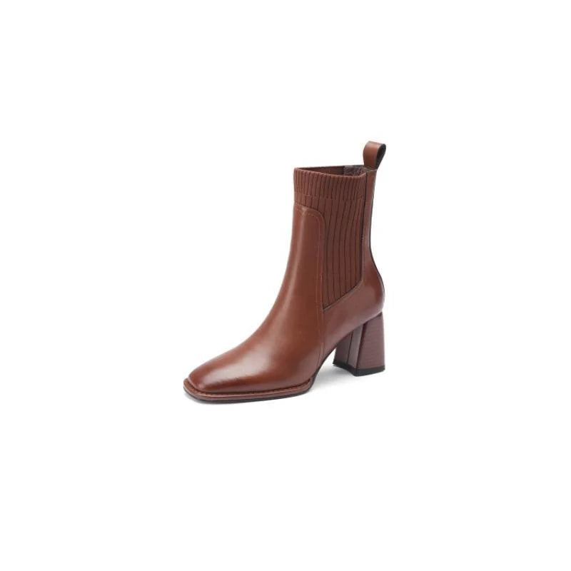 Bota Feminina de Couro Cano Curto Bico e Salto Quadrado