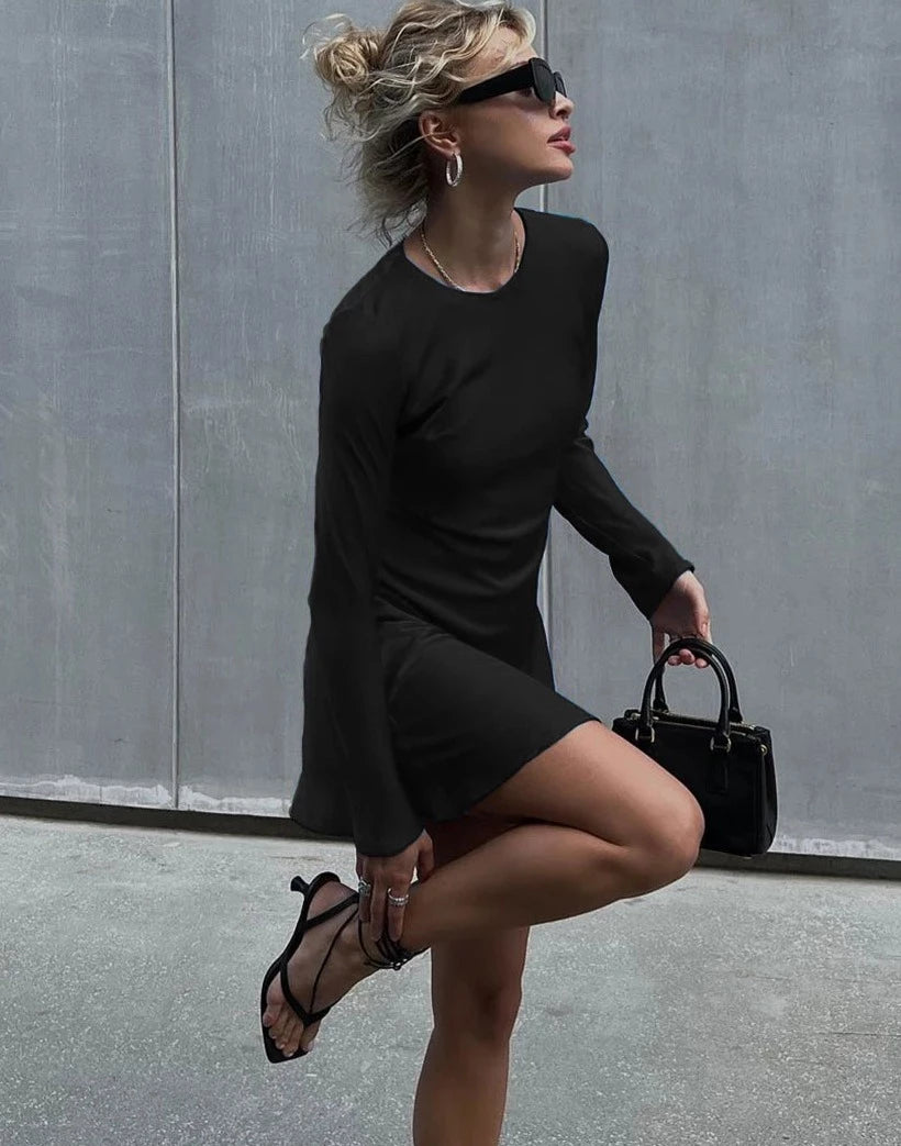 Vestido Curto de Cetim com Manga Comprida