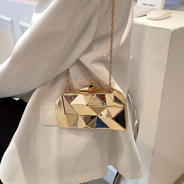 Bolsa Clutch Geométrica Dourada
